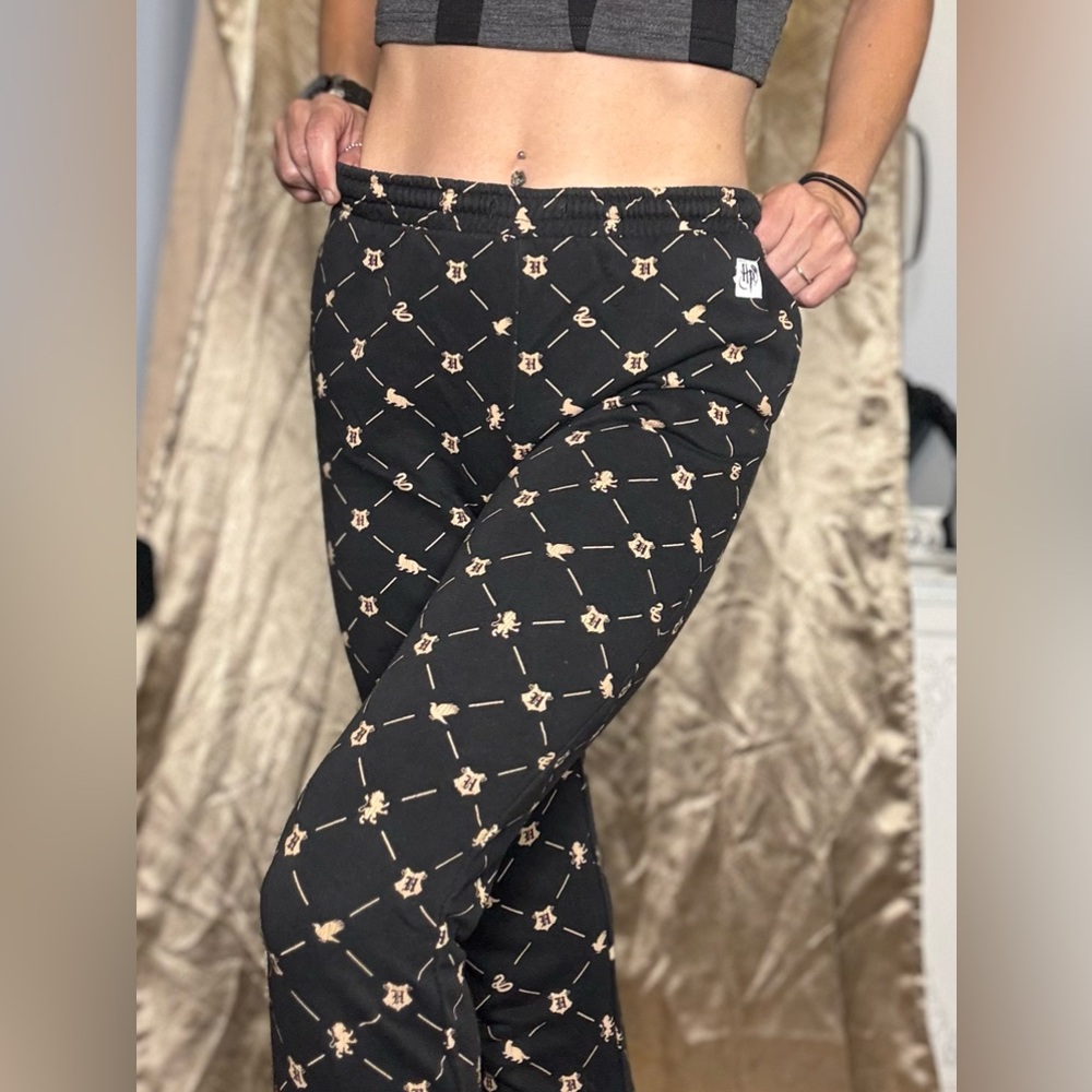 Harry Potter with h&m black and gold sweatpants small